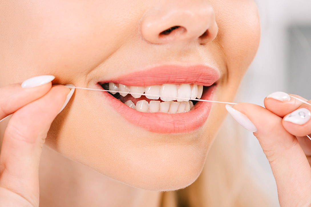 歯科フロスの使用｜デンタルクリニック青木
